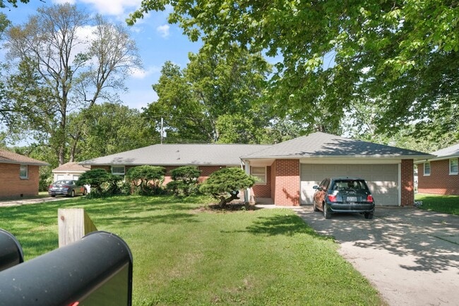 Building Photo - 2 bedroom 1 bathroom Duplex FOR RENT (subl...