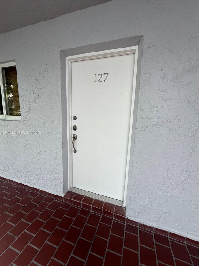 Building Photo - 100 Edgewater Dr