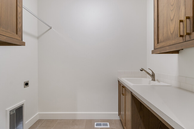 Building Photo - 4646 S Selatir Way