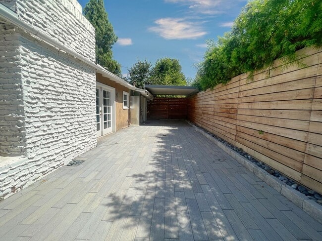 Building Photo - Coveted South Redlands 2 bedroom, 2-bathroom bungalow home.