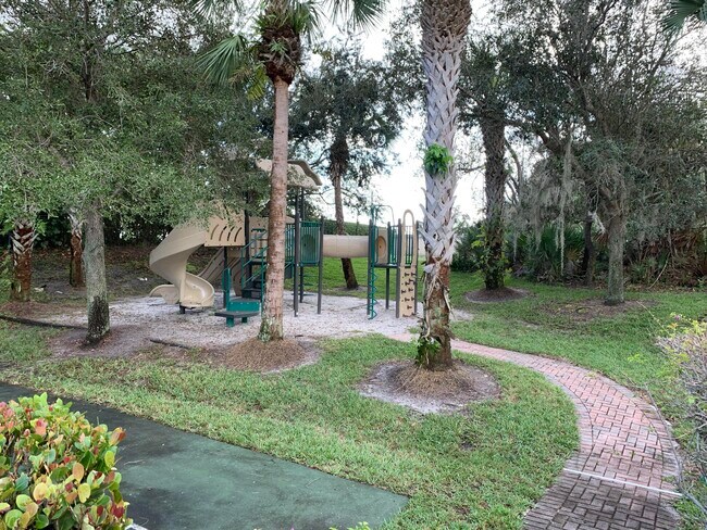 Building Photo - 138 SW Walking Path