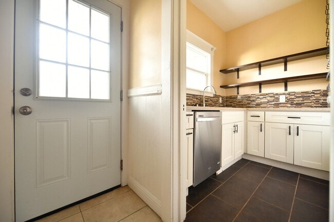 Building Photo - 1p716 - 3055-3061 Adeline Street