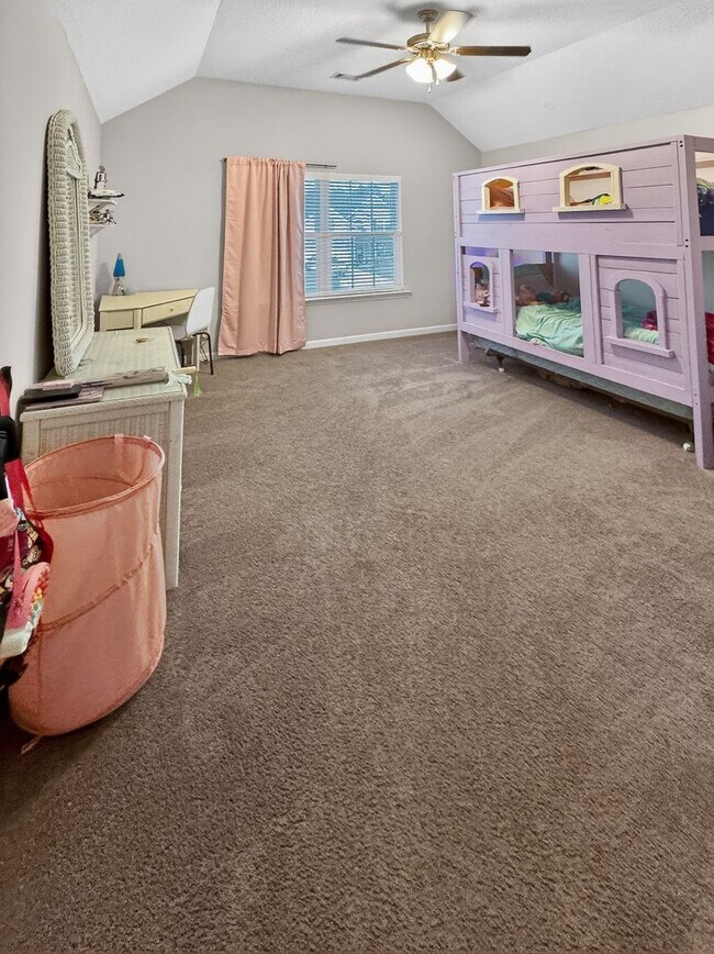 Building Photo - RATE DROP ALERT (was $2800/month) and SPRING MOVE-IN SPECIAL: 50% OFF 1ST MONTH'S RENT!**