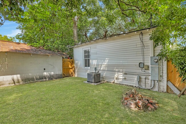 Building Photo - Renovated 3 Bed / 2 Bath Home near to down...