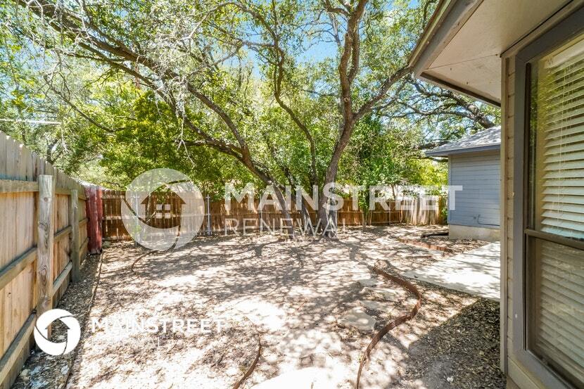Building Photo - 121 Plaza Dr