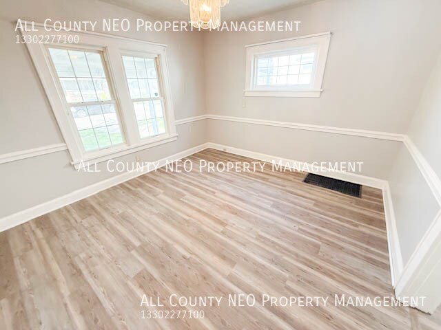 Building Photo - 900 Roslyn Ave SW