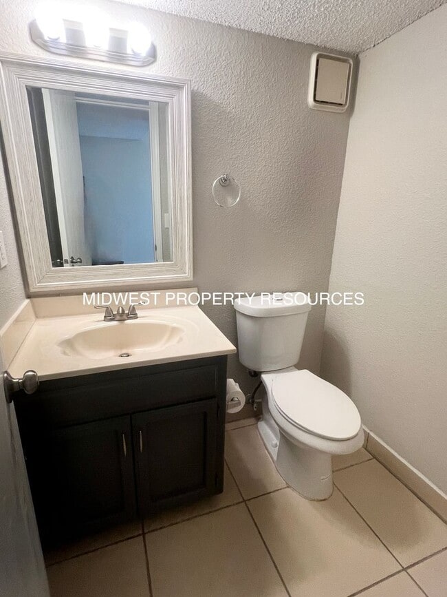 Building Photo - Beautiful 2 Bedroom Townhome with Updated Kitchen