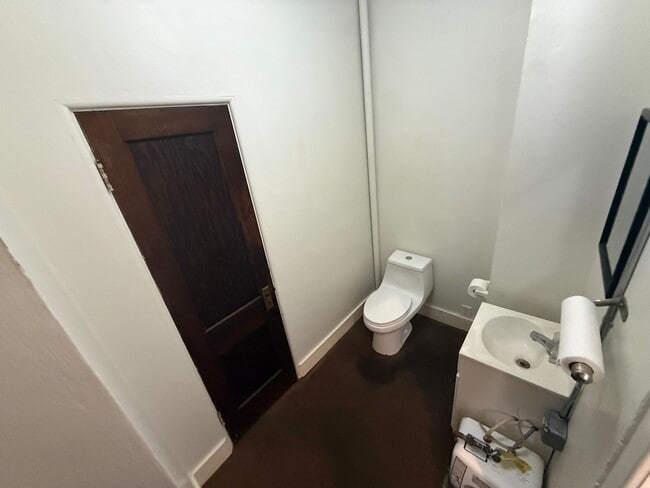 Building Photo - 204 W Market St