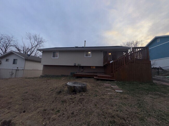 Building Photo - Beautiful 3 Bedroom, 3 Bathroom Home with Large Kitchen & Finished Basement