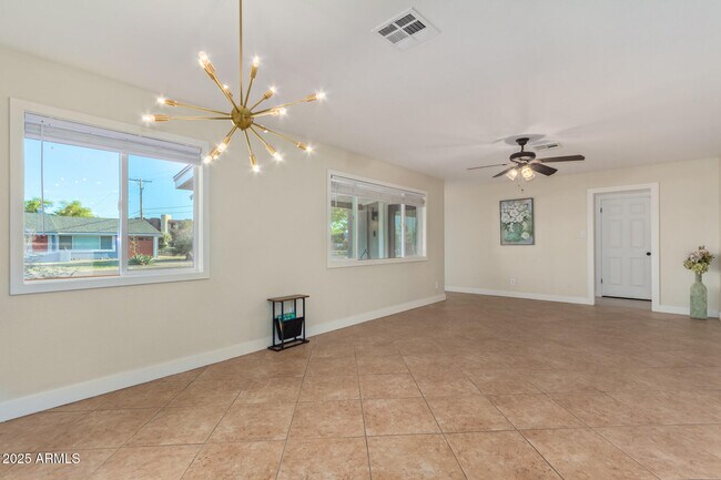Building Photo - 1422 W Orange Dr