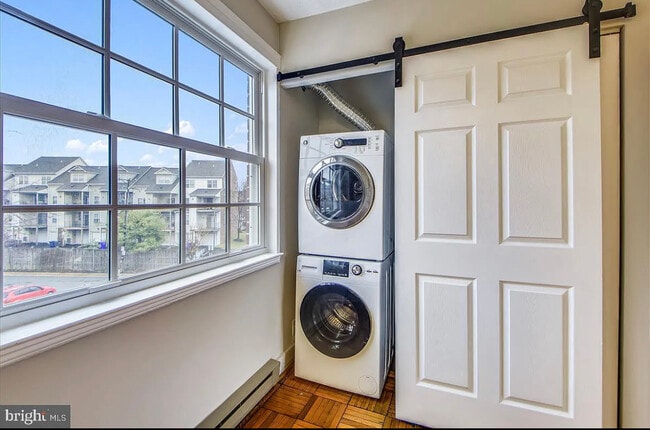 Building Photo - 1624 W Abingdon Dr