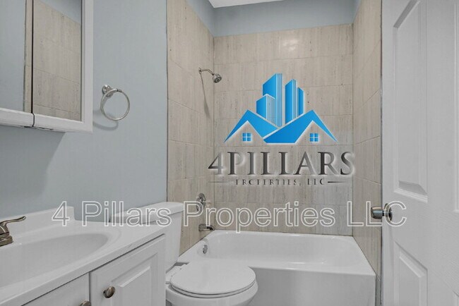 Building Photo - 803 E Chicago Ave