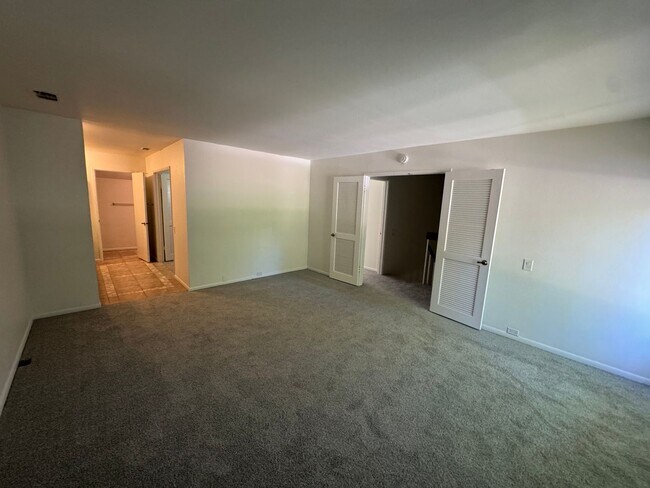 Building Photo - BEAUTIFUL 2 STORY CONDO IN THE CAMPUS COMM...