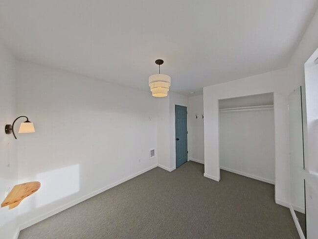 Building Photo - Lovely Remodeled 2 Bedroom Home in the hea...