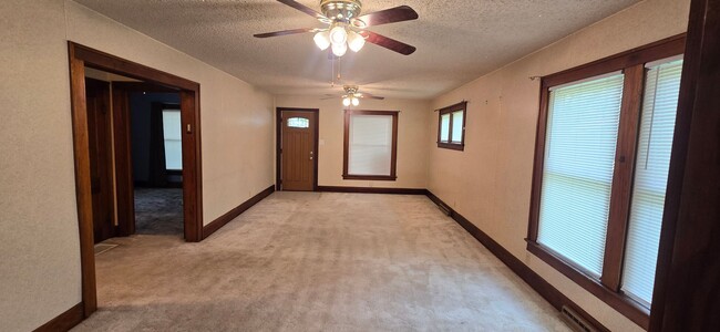 Building Photo - Spacious 2 bedroom with garage + 2 vehicle...