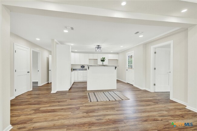 Building Photo - 312 N La Vernia St