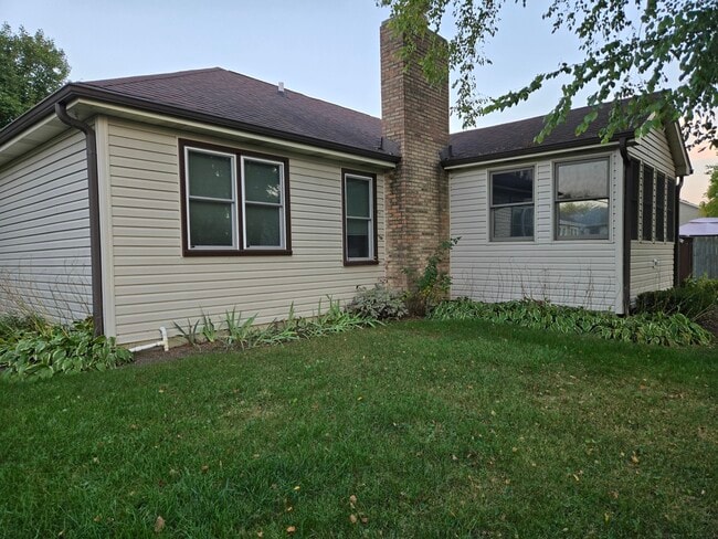 Building Photo - 525 Old Country Way