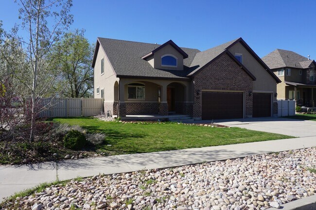 Building Photo - Gorgeous 4 Bedroom Sandy Home "Pet Friendly"
