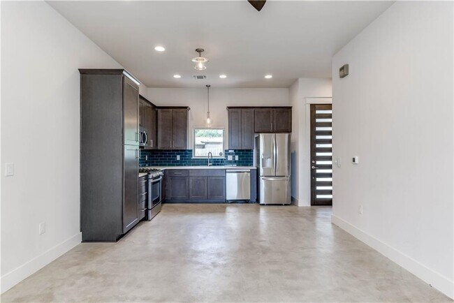 Building Photo - 8411 Bowling Green Dr