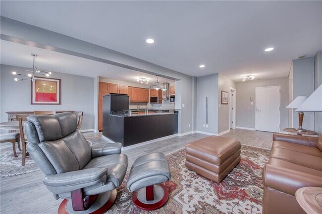 Building Photo - 320 Fort Duquesne Blvd