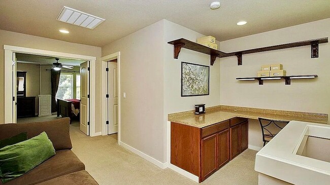 Building Photo - 3 Bed, 2.5 Bath Tigard Home with Entertain...