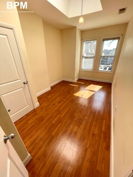 Primary Photo - 58 London St