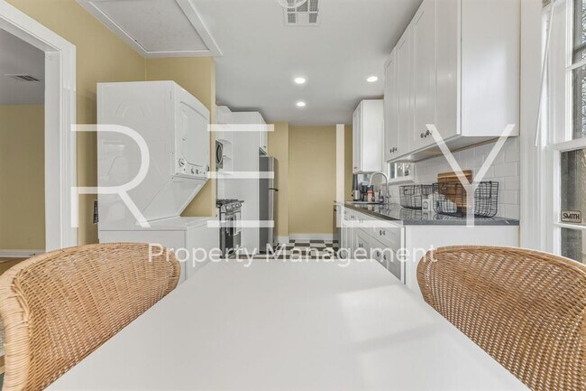 Building Photo - 933 E 56th St