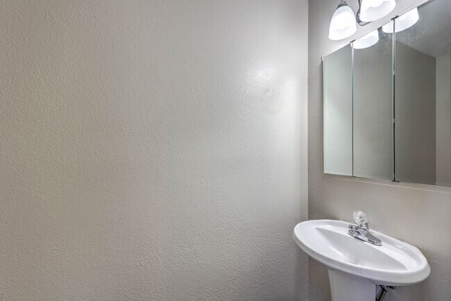 Building Photo - Huge one bedroom condo close community pool and tennis courts.