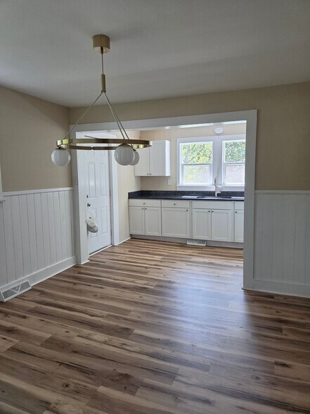 Building Photo - 701 S Rowan Ave