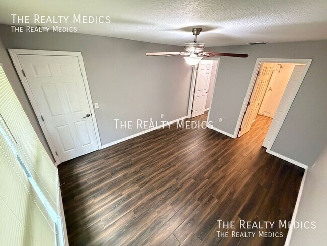Building Photo - 2615 Fair Oaks Dr