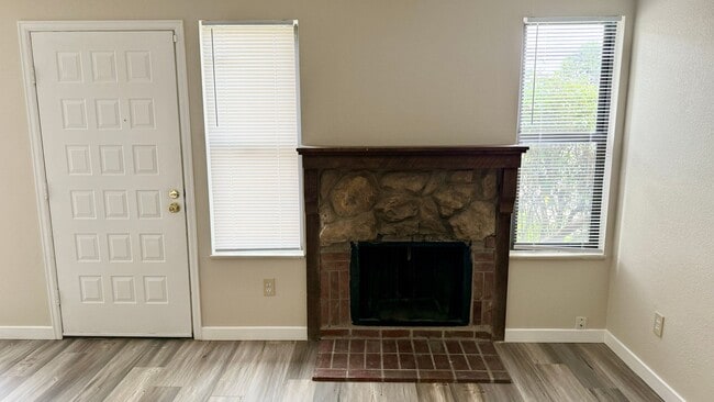Building Photo - Updated Two Bed Townhome