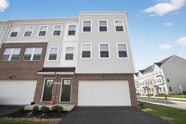 Primary Photo - Beautiful 3 Bedroom, 2.5 Bath Bridgeport T...
