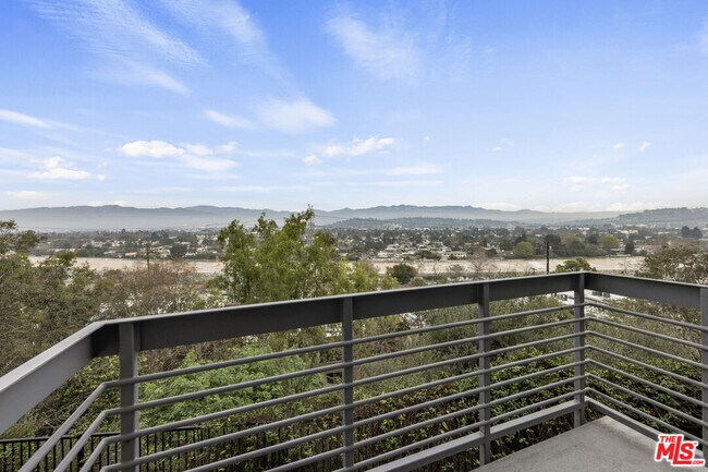 Building Photo - 2753 Waverly Dr