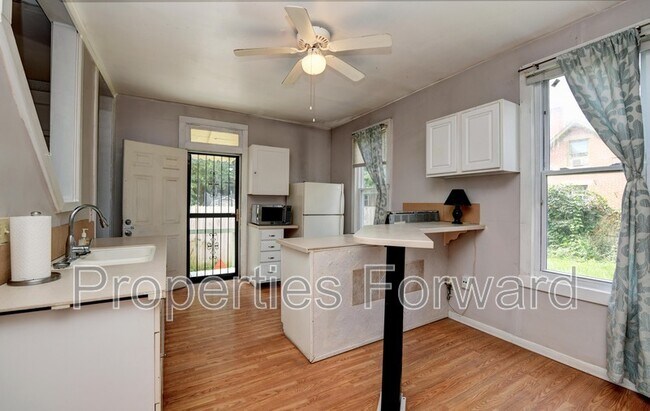 Building Photo - 673 E Sycamore St