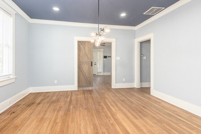 Building Photo - Updated Midtown charmer