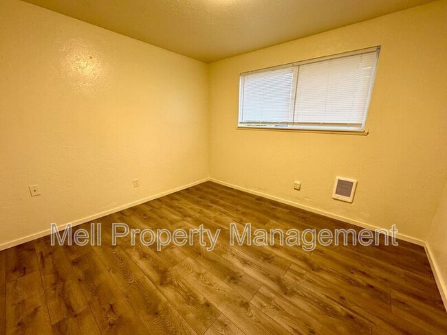 Building Photo - 861 Ellinor Ave