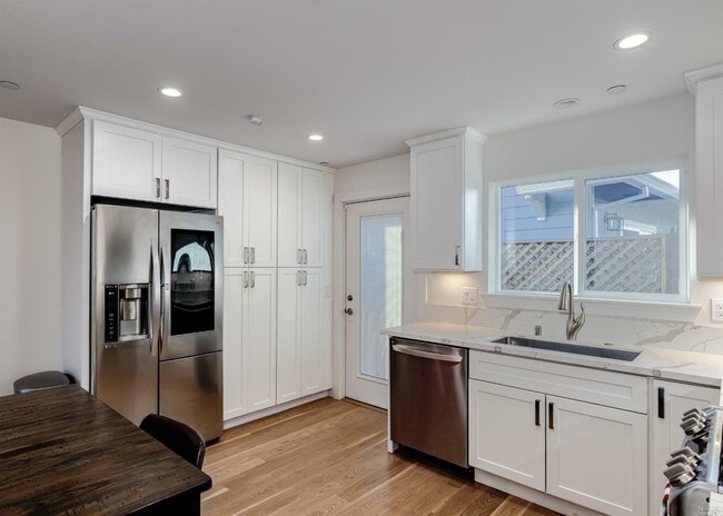 Building Photo - 1327 Crestview Ct