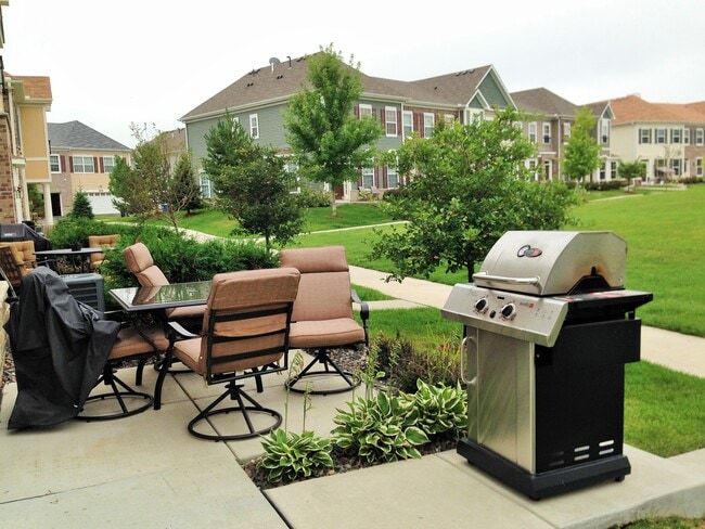 Building Photo - Spacious 3Br/2.5Ba TH w/2 CG in Maple Grove!