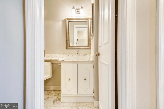 Building Photo - 1101 S Arlington Ridge Rd