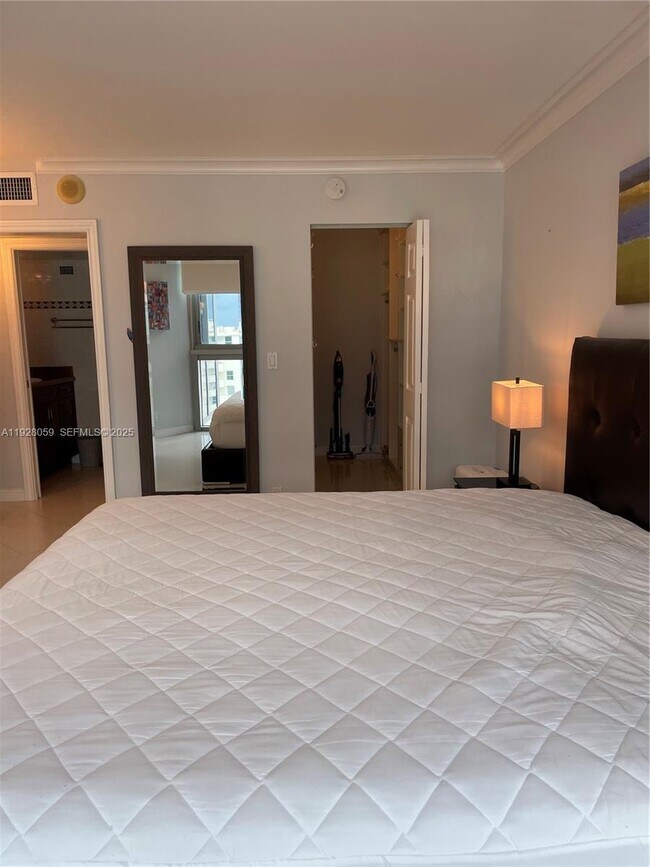 Building Photo - 2655 Collins Ave