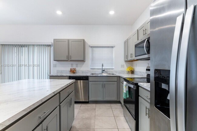Building Photo - 1170 SW 7th Ct