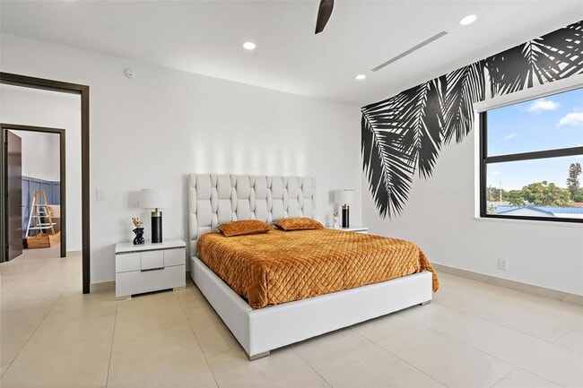 Building Photo - 585 Dolphin Ave SE