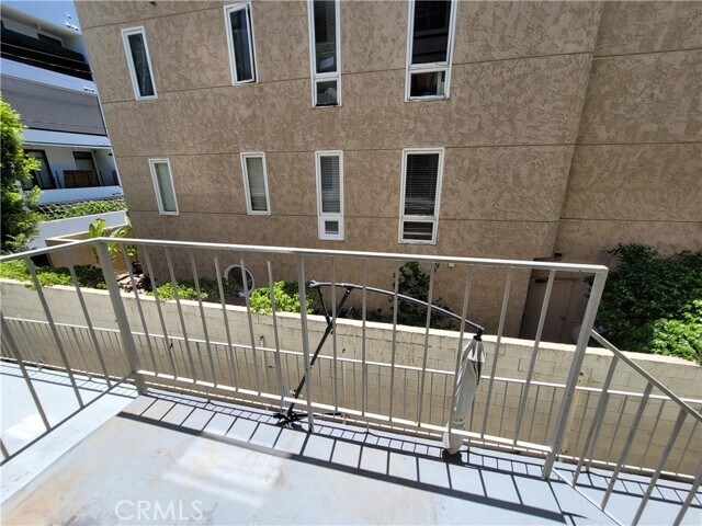 Building Photo - 450 N Oakhurst Dr