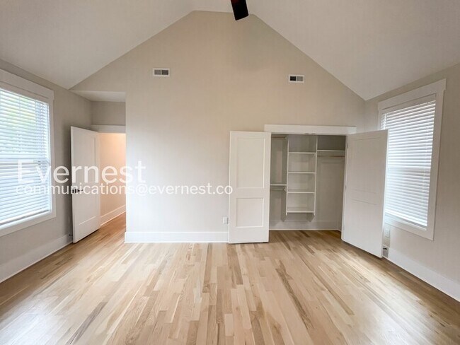 Building Photo - 4 Bed/2.5 Bath Town Home with Garage / Pet-Friendly / Available Now!