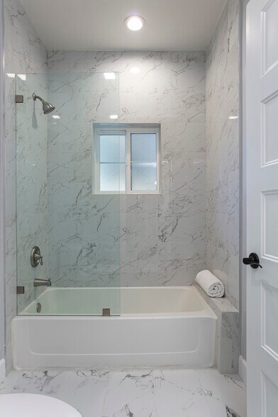 Building Photo - 3236 Royal Oaks Dr