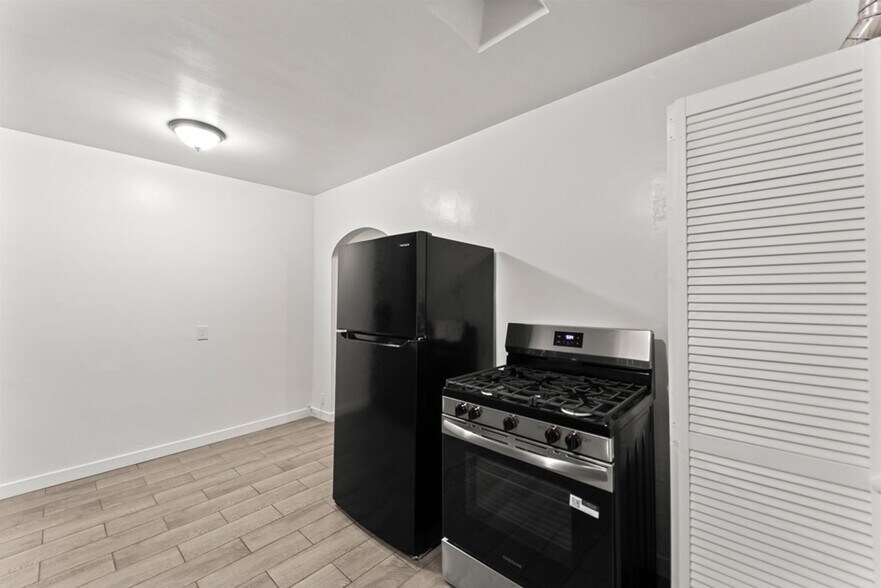 Building Photo - 10639 Fitzroy Ave