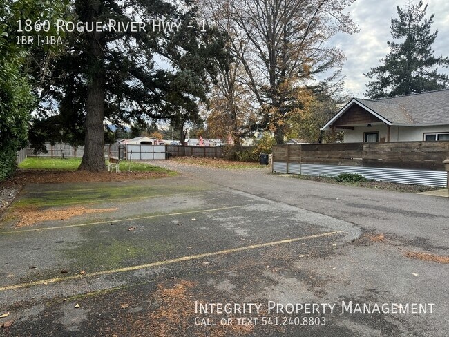 Building Photo - 1860 Rogue River Hwy