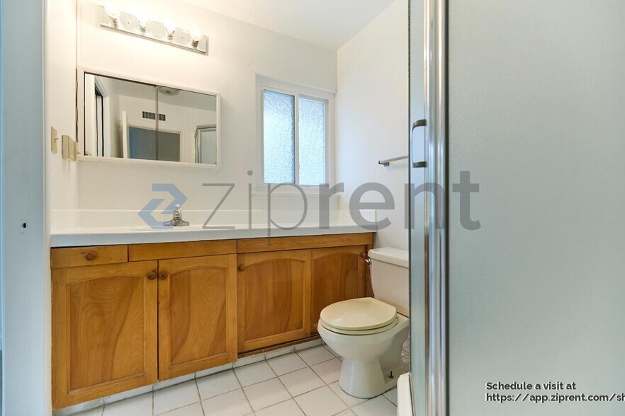 Building Photo - 630 La Presa Dr