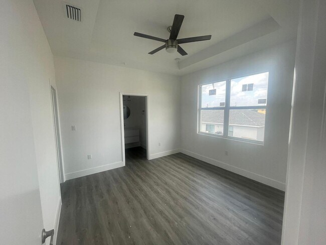 Building Photo - 275 SW 4th ST @203