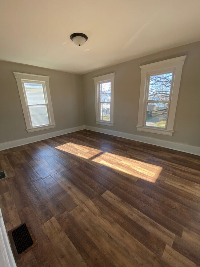 Building Photo - 312 N 6th St